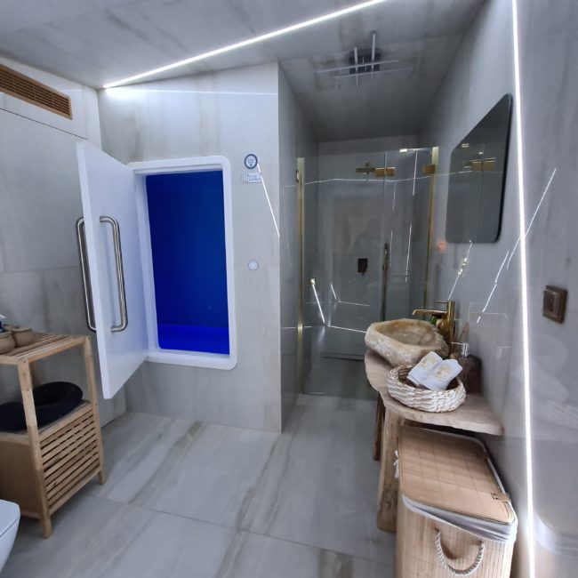 Floating 4 Floating, znane również jako terapia w komorze izolacyjnej, to praktyka, w której osoba zanurza się w wodzie wypełnionej solą w specjalnej komorze izolacyjnej. Woda jest podgrzewana do temperatury ciała, a duża ilość soli sprawia, że ciało unosi się na powierzchni, dając uczucie swobodnego unoszenia się w wodzie.