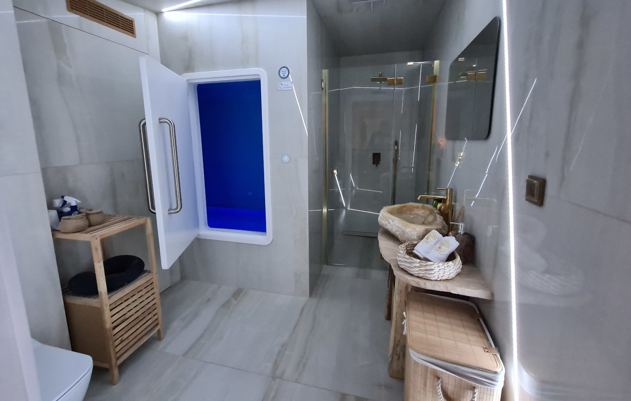 Floating to terapia w komorze izolacyjnej, gdzie woda z solą sprawia, że ciało unosi się, zapewniając głęboką relaksację i redukcję stresu.