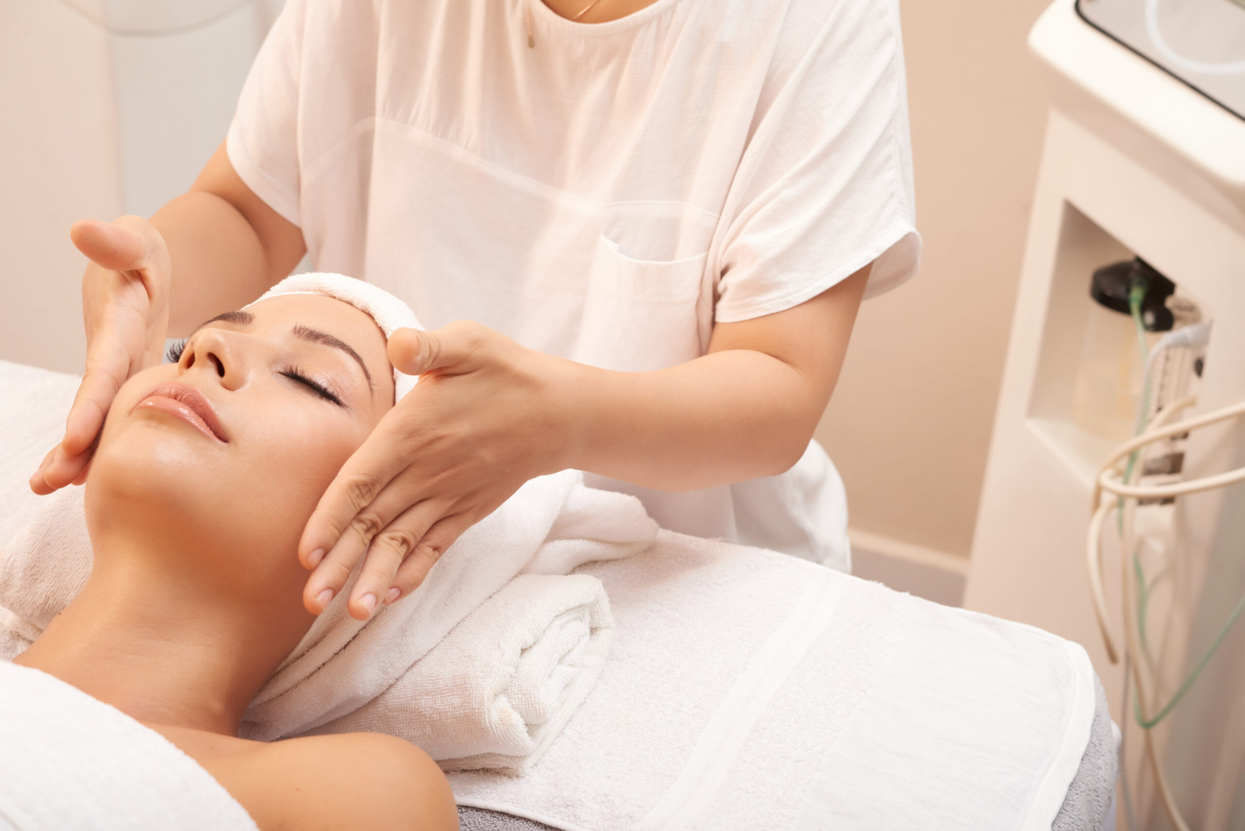 Anti-aging to podejście do pielęgnacji skóry i zdrowego stylu życia, które ma na celu opóźnienie procesu starzenia się skóry i zachowanie młodzieńczego wyglądu. Obejmuje ono stosowanie odpowiednich produktów pielęgnacyjnych, zdrową dietę, regularną aktywność fizyczną oraz unikanie czynników szkodliwych dla skóry, takich jak palenie papierosów czy nadmierne ekspozycja na słońce. Dodatkowo, procedury medycyny estetycznej, takie jak mezoterapia czy zabiegi laserowe, mogą być wykorzystywane w celu redukcji zmarszczek, poprawy elastyczności skóry oraz rewitalizacji jej struktury.