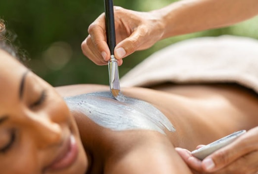 Peeling Black Soup" nie jest powszechnie znanym terminem w branży kosmetycznej ani spa. Być może miałeś na myśli "Black Soap" lub "Black Peel", ale mogę Ci pomóc tylko na podstawie informacji, jakie posiadam. Czy chcesz zapytać o coś konkretnego związanego z peelingiem, żelem do mycia, czy też może z innym produktem do pielęgnacji skóry?