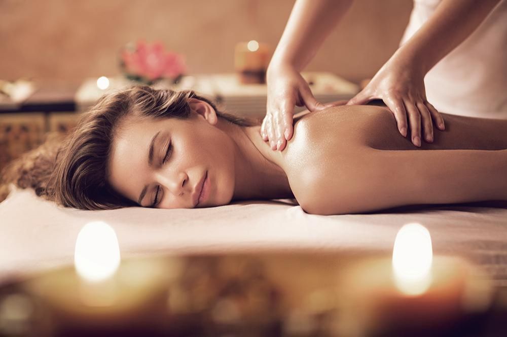 Masaż relaksacyjny 2 Floating, znane także jako terapia w komorze izolacyjnej, to praktyka, w której osoba zanurza się w wodzie wypełnionej solą, w specjalnej komorze izolacyjnej. Woda jest podgrzewana do temperatury ciała, a duża ilość soli sprawia, że ciało unosi się na powierzchni, dając uczucie schodzenia się z grawitacją. To doświadczenie jest zaprojektowane tak, aby zapewnić pełną izolację od bodźców zewnętrznych, co ma sprzyjać relaksacji, medytacji oraz redukcji stresu i napięcia mięśniowego. Sesja floatingu może być także wykorzystywana do poprawy snu, kreatywności oraz koncentracji.