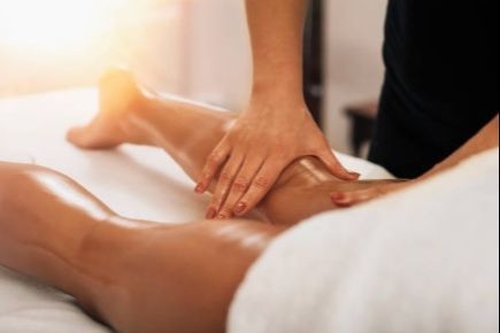 Masaż antycellulitowy 7 Masaż Antycellulitowy - Redukuj widoczność cellulitu i ujędrniaj skórę dzięki naszemu specjalistycznemu masażowi antycellulitowemu. Odkryj gładkość i elastyczność skóry już po pierwszej sesji.